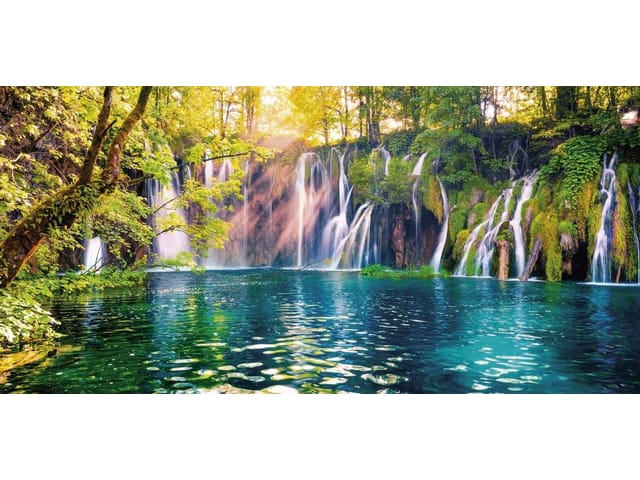 Fototapeta z wodospadami i bujną roślinnością wokół jeziora