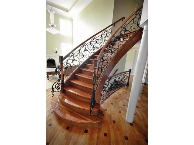 Fototapeta Drewniane kręcone schody z balustradą