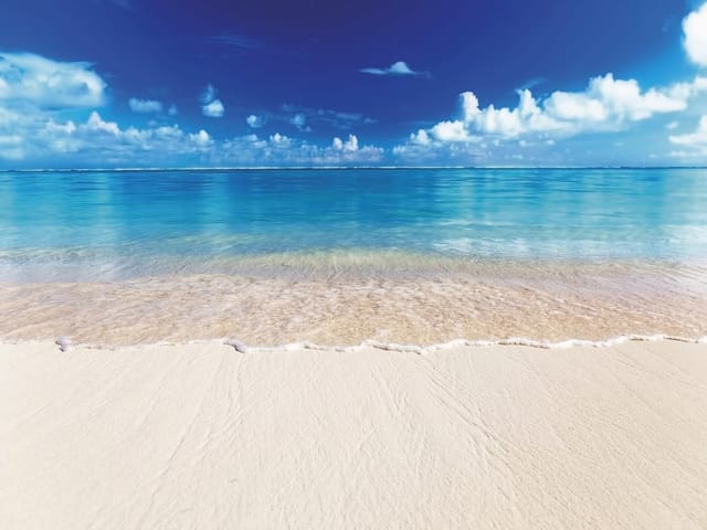 Fototapeta przedstawiająca plażę z białym piaskiem i błękitnym oceanem