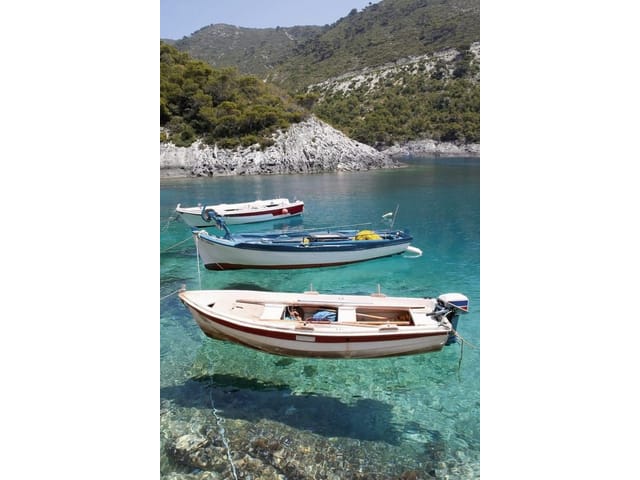 Fototapeta Trzy łodzie na spokojnej wodzie (kod: 2306) Fototapeta Trzy łodzie na spokojnej wodzie