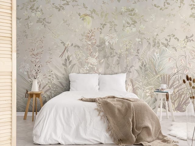 Fototapeta z różnorodnymi kwiatami, delikatnymi liśćmi i jasnym tłem