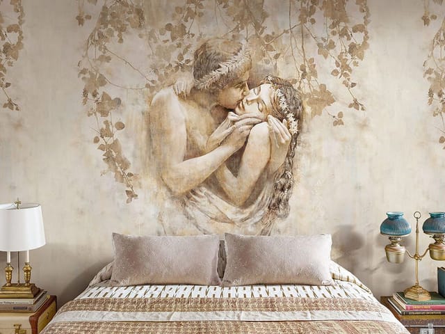 Fototapeta z parą ludzi w objęciach, otoczoną liśćmi na gałęziach.