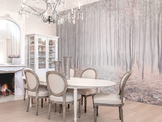 Fototapeta przedstawiająca las z wysokimi drzewami, mgłę i kwiaty