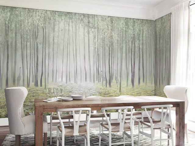 Fototapeta z lasem pełnym wysokich drzew, mgłą i zielonym mchem