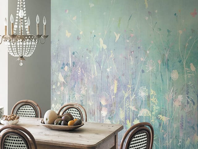 Fototapeta z delikatnymi kwiatami na pastelowym tle z motylami