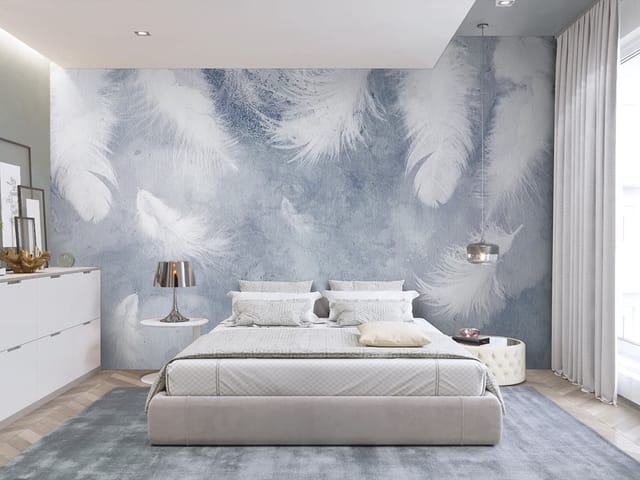 Fototapeta przedstawiająca białe pióra na delikatnie rozmytym szarym tle.