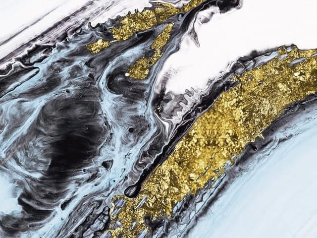 Fototapeta z abstrakcyjnym wzorem złotych żyłek na białym tle