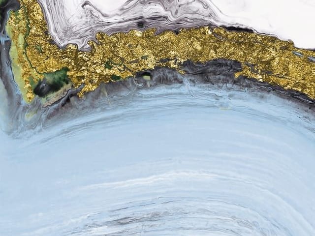 Fototapeta z abstrakcyjnym wzorem z żywicą, białe i szare smugi, złote akcenty