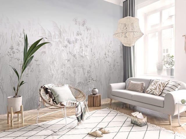 Fototapeta z wysokimi trawami i delikatnymi kwiatami na tle nieba