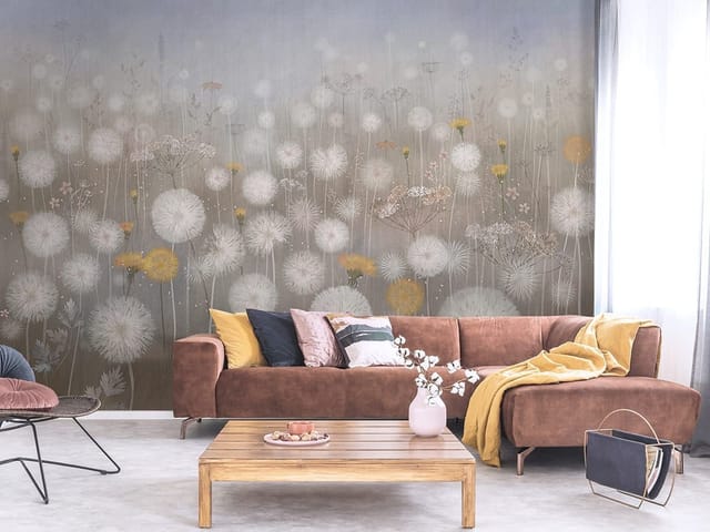 Fototapeta z dmuchawcami na łące, delikatne kwiaty i rozmyte niebieskie tło