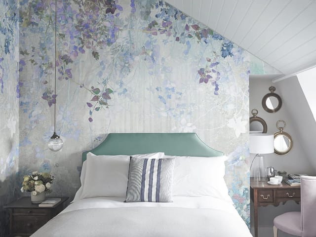 Fototapeta z gałęziami i fioletowymi kwiatami oraz jeleniami