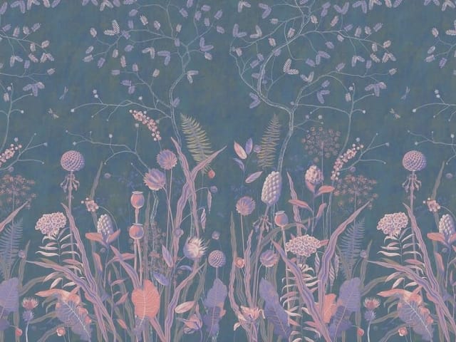 Fototapeta Kwiaty polne na ciemnym tle (kod: 23705) Fototapeta z różnorodnymi kwiatami i gałązkami na ciemnoniebieskim tle