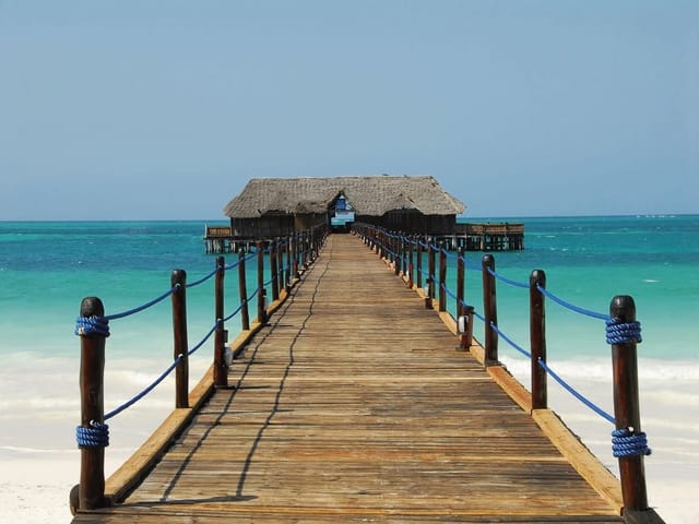 Fototapeta Drewniane molo do chaty na wodzie (kod: 2376) Fototapeta Drewniane molo do chaty na wodzie