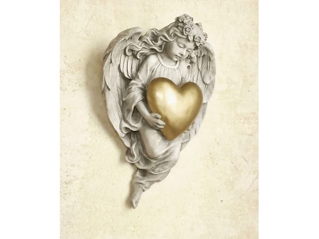 Fototapeta z rzeźbą anioła trzymającego złote serce i kwiatami we włosach