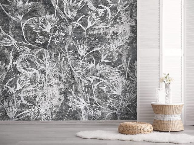 Fototapeta z białymi kwiatami na szarym tle, z liśćmi i abstrakcyjnymi wzorami