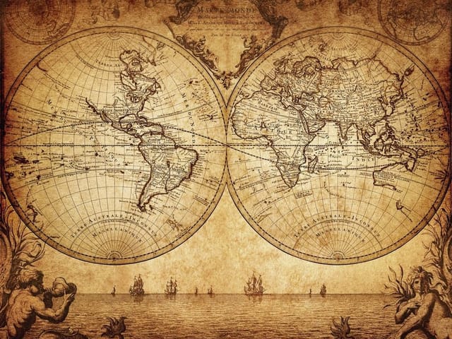 Fototapeta Stara mapa świata z kontynentami (mpn: 2418) Fototapeta przedstawiająca starą mapę świata z globusami i statkami na morzu