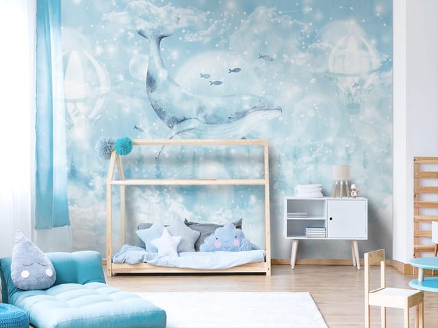 Fototapeta z wielorybem unoszącym się w chmurach, otoczonym gwiazdami i balonami.