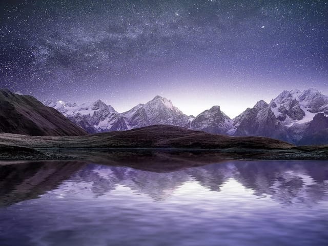 Fototapeta z górami pokrytymi śniegiem odbijającymi się w jeziorze