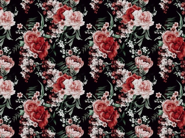 Fototapeta z czerwonymi różami, różowymi kwiatami i zielonymi liśćmi na czarnym tle