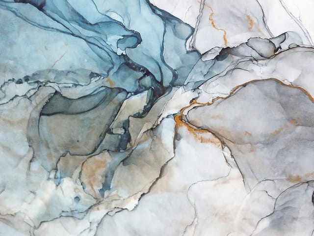 Fototapeta z abstrakcyjnymi wzorami w odcieniach niebieskiego, z przenikającymi się plamami i delikatnymi liniami.