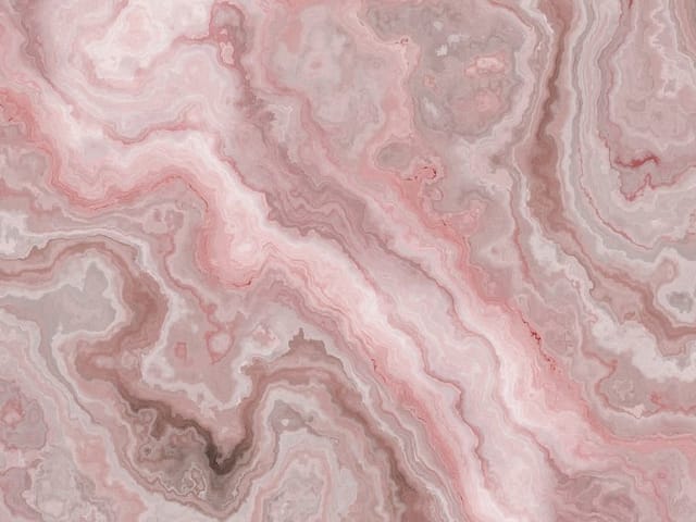 Fototapeta z abstrakcyjnymi wzorami marmuru w odcieniach różu