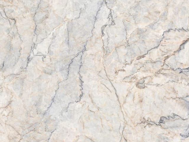 Fototapeta z marmurową teksturą i delikatnymi żyłkami na jasnoszarej powierzchni