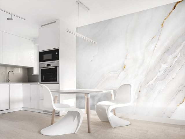 Fototapeta z białą powierzchnią, szarymi żyłkami i złotymi akcentami