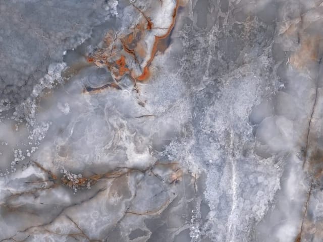 Fototapeta z teksturą kamienia w szarych i białych odcieniach z pomarańczowymi akcentami