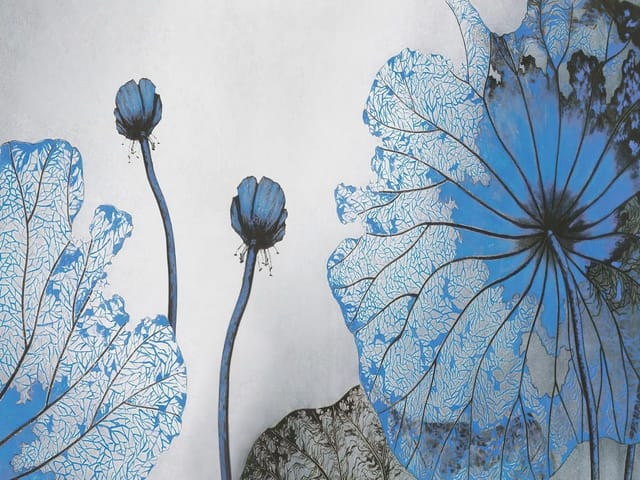 Fototapeta z niebieskimi liśćmi i pąkami kwiatów na szarym tle