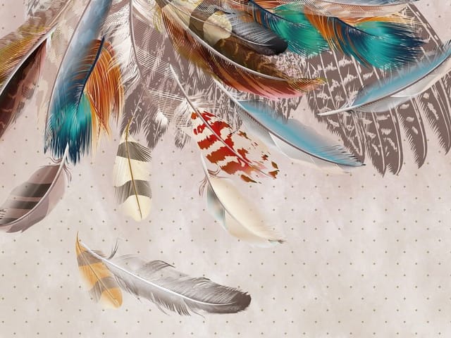 Fototapeta z kolorowymi piórami na jasnym tle z delikatnymi wzorami i kropkami