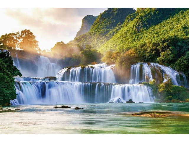 Fototapeta Wielki wodospad w leśnej scenerii