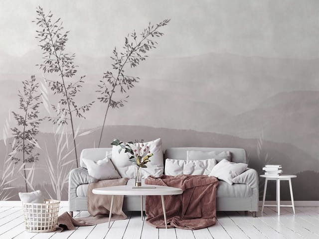 Fototapeta z wysokimi trawami na tle gór i mglistą atmosferą