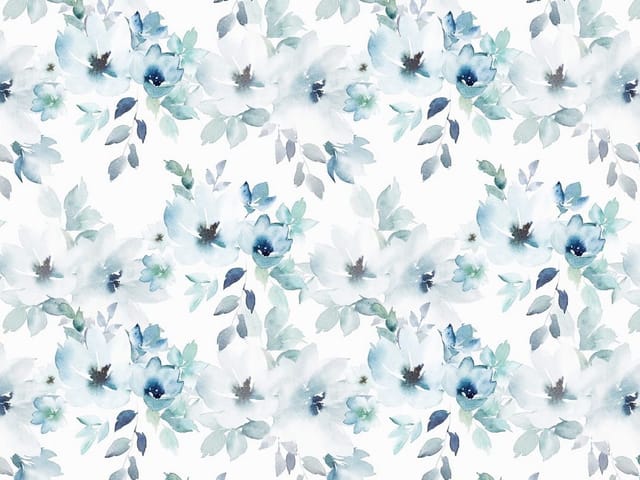 Fototapeta z dużymi niebieskimi kwiatami i zielonymi liśćmi