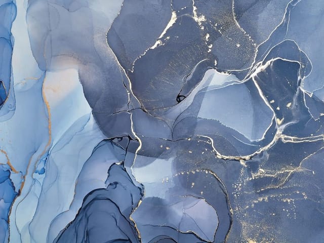 Fototapeta z abstrakcyjnymi niebieskimi wzorami i złotymi akcentami