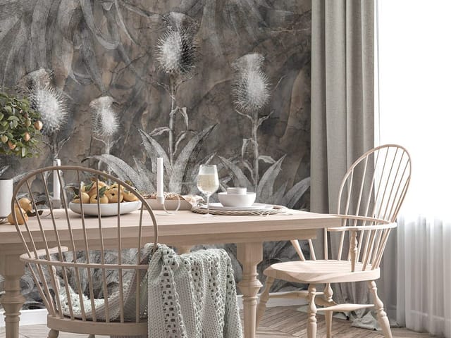 Fototapeta z dużymi liśćmi i kolczastymi kwiatami na szarym tle