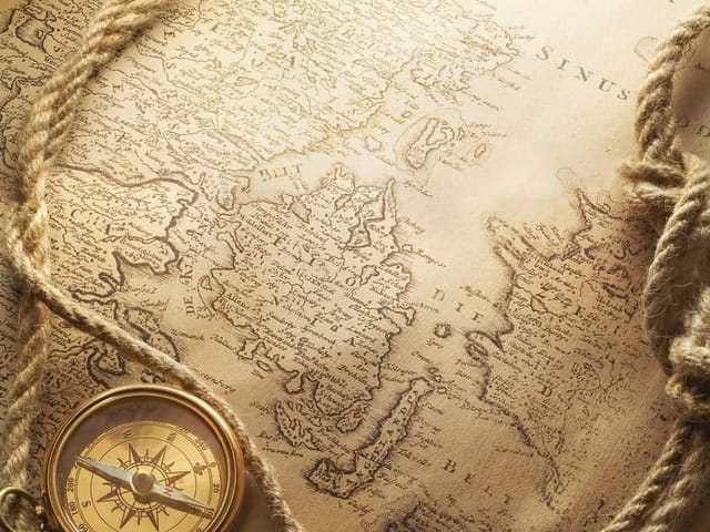Fototapeta z kompasem na starej mapie z konturami lądów i grubym sznurem