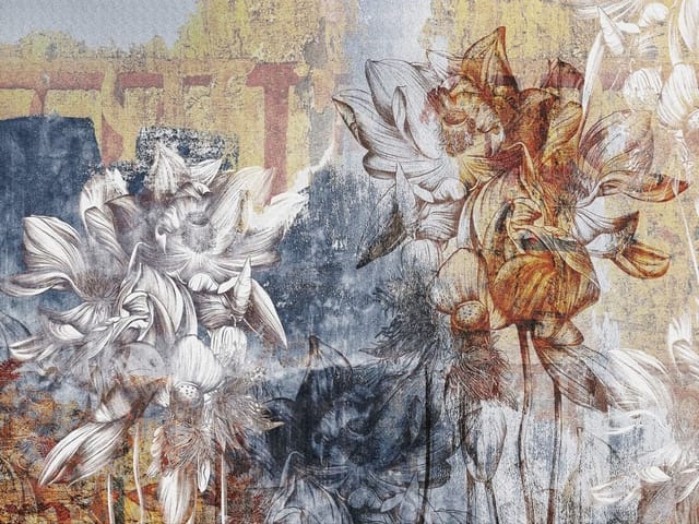 Fototapeta z abstrakcyjnymi kwiatami na tle przypominającym ścianę