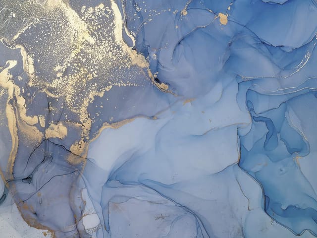 Fototapeta Abstrakcyjne Niebieskie Wzory z Złotymi Akcentami (kod: 25621) Fototapeta z abstrakcyjnymi niebieskimi wzorami, falistymi liniami i złotymi akcentami.