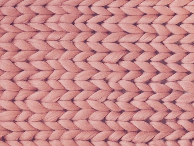 Fototapeta z grubym splotem wełny w różowym kolorze