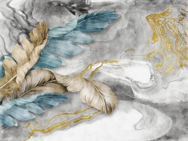 Fototapeta z dużymi, kolorowymi piórami na szarym marmurowym tle ze złotymi wzorami.