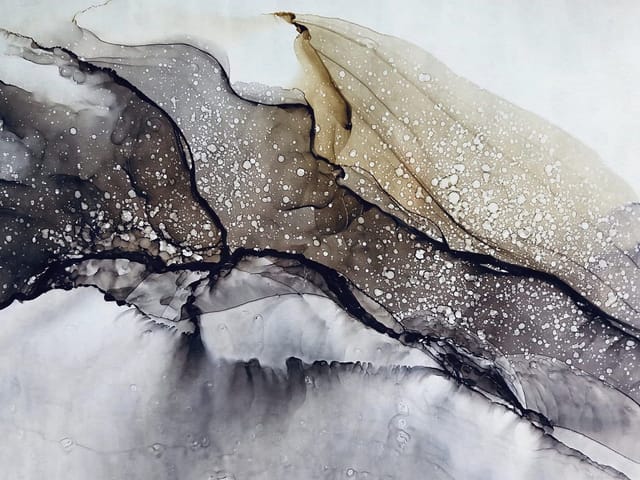 Fototapeta z abstrakcyjnymi formami i falistymi liniami oraz plamami