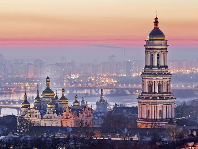 Fototapeta przedstawiająca wieżę z kopułą, budynki i most nad rzeką