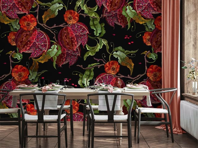 Fototapeta z granatami, czerwonymi kwiatami i zielonymi liśćmi na ciemnym tle