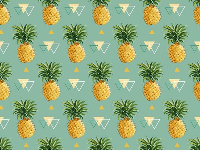 Fototapeta z powtarzającym się wzorem ananasów i trójkątów na zielonym tle