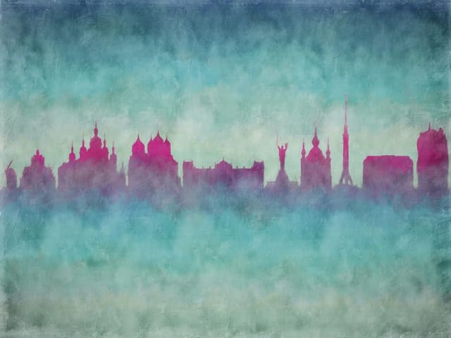 Fototapeta z panoramą miasta z różowymi i fioletowymi wieżami