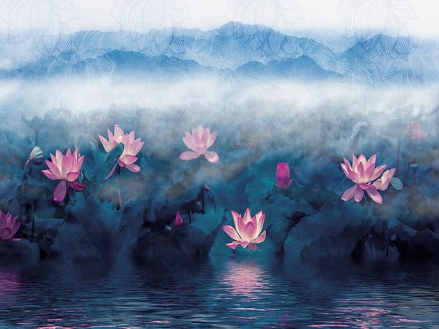 Fototapeta z kwiatami lotosu unoszącymi się na spokojnej wodzie z mgłą i górami w tle