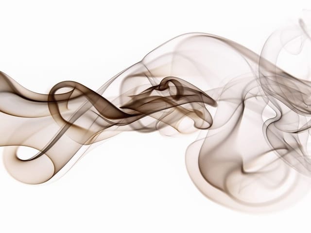 Fototapeta z przezroczystymi smugami dymu na białym tle, delikatne zakrzywienia