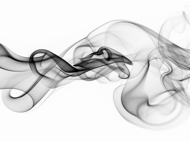 Fototapeta z czarno-białymi smugami dymu na białym tle, abstrakcyjny wzór