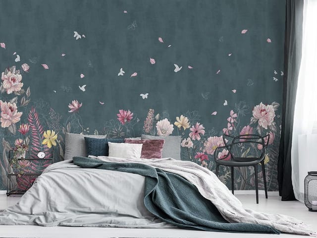 Fototapeta Kwiaty na tle ciemnego nieba (kod: 26205) Fototapeta z różnorodnymi kwiatami na ciemnoniebieskim tle, unoszące się płatki