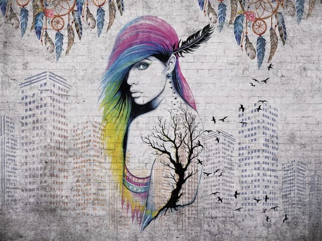 Fototapeta z kobietą o kolorowych włosach, pióra, drzewo, budynki